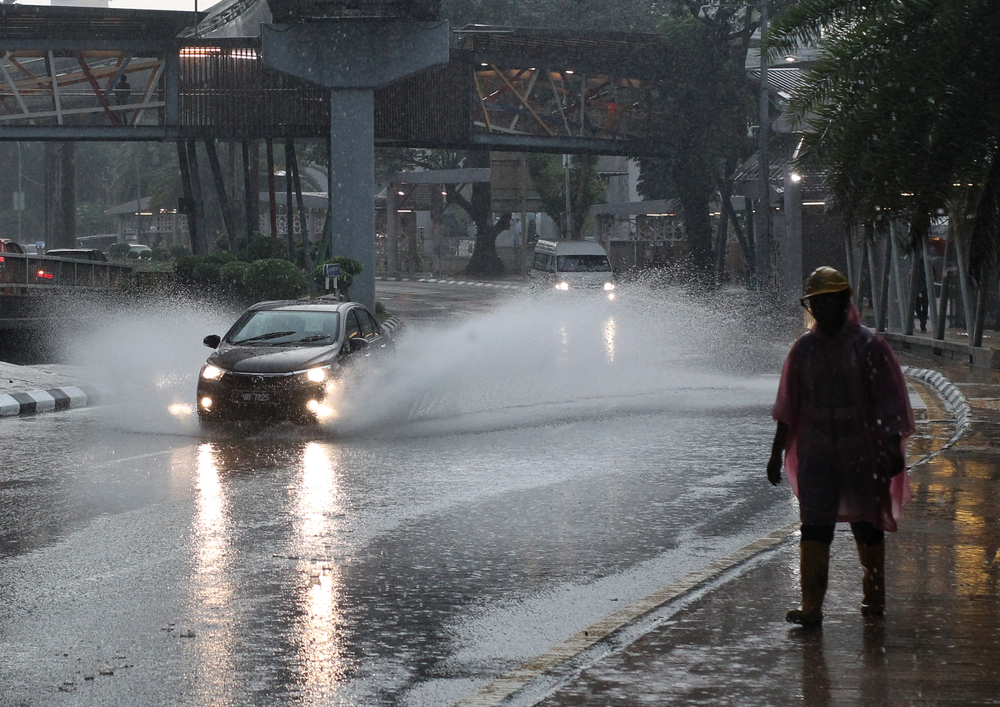 Car Flood Insurance: 5 Safe Driving Tips During Rain - Pesan By Qoala