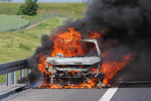 Apa perlu buat jika litar pintas dan berlaku kemalangan kereta terbakar? Anda boleh rujuk syarikat insurans anda untuk bantuan lanjut.